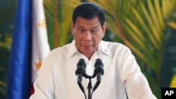 ປະທານາທິບໍດີ ຟີລິບປິນ ທ່ານ Rodrigo Duterte ກ່າວໃນກອງປະຊຸມຖະແຫຼງຂ່າວ ກ່ອນເດີນທາງ ໄປຢາມປະເທດ ຍີ່ປຸ່ນ ຢ່າງເປັນທາງການສາມມື້ທີ່ ສະໜາມບິນສາກົນ Ninoy Aquino ໃນເມືອງ Pasay, ພາກໃຕ້ຂອງນະຄອນຫຼວງ ມະນີລາ, ຟີລິບປິນ. 25 ຕຸລາ, 2016.