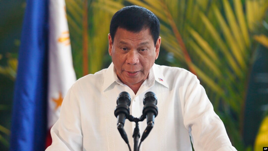 Presiden Filipina Rodrigo Duterte berbicara kepada media di Manila, Selasa (25/10). 