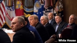 Predsednik Tramp na sastanku sa članovima kabineta, Kemp Dejvid, Merilend 