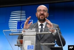 샤를 미셸 EU 정상회의 상임의장이 25일 벨기에 브뤼실에서 기자회견을 열고, EU 임시 정상회의에서 의결한 대 벨라루스 제재안에 대해 설명했다.