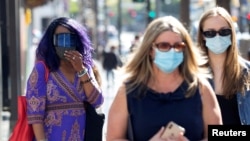 ARHIVA - Stanovnici Los Anđelesa nose zaštitne maske (Foto: Rojters /Mario Anzuoni)
