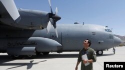 Seorang pilot Angkatan Udara Afghanistan memeriksa pesawat angkut militer C-130 sebelum penerbangan di Kabul, Afghanistan, 9 Juli 2017. (Foto: Reuters)