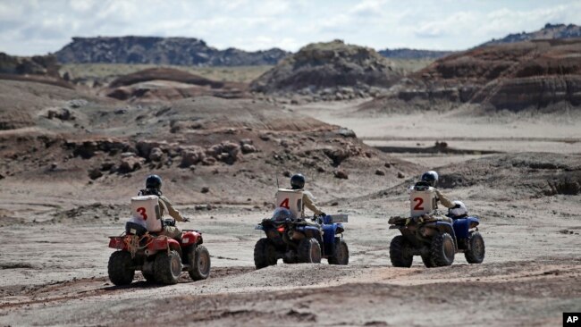 Члени екіпажу дослідницької станції в Юті подорожують на квадроциклах, імітуючи місію на Марсі. 18 квітня 2015 року. Фото AP/Rick Bowmer