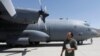 Seorang pilot Angkatan Udara Afghanistan memeriksa pesawat angkut militer C-130 sebelum penerbangan di Kabul, Afghanistan, 9 Juli 2017. (Foto: Reuters)