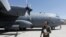 Seorang pilot Angkatan Udara Afghanistan memeriksa pesawat angkut militer C-130 sebelum penerbangan di Kabul, Afghanistan, 9 Juli 2017. (Foto: Reuters)