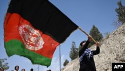 طالبان نے کابل پر قبضے کے بعد مختلف شہروں میں اپنے پرچم آویزاں کر دیے ہیں۔ البتہ کئی علاقوں میں نوجوان افغانستان کا پرچم لہرا رہے ہیں۔