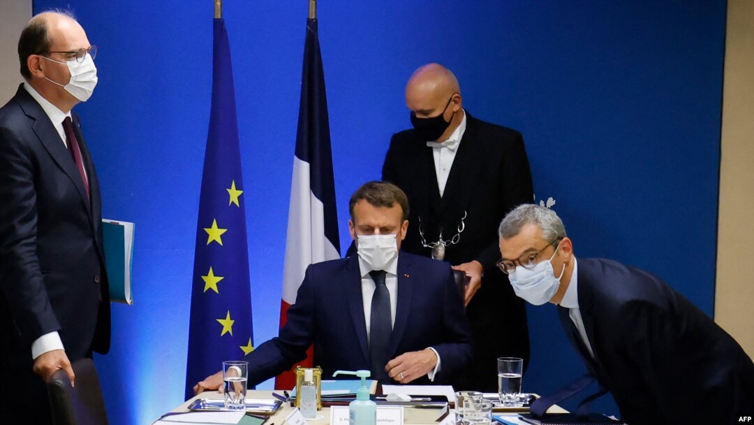 Presiden Prancis Emmanuel Macron (tengah) diapit oleh PM Jean Castex (kiri) dan Sekretaris Jenderal Istana Elysee Alexis Kohler (kanan) memulai pertemuan keamanan nasional untuk membahas spyware Pegasus di ruang Jupiter di Istana Kepresidenan Elysee di Paris, 22 Juli 2021. (AFP).