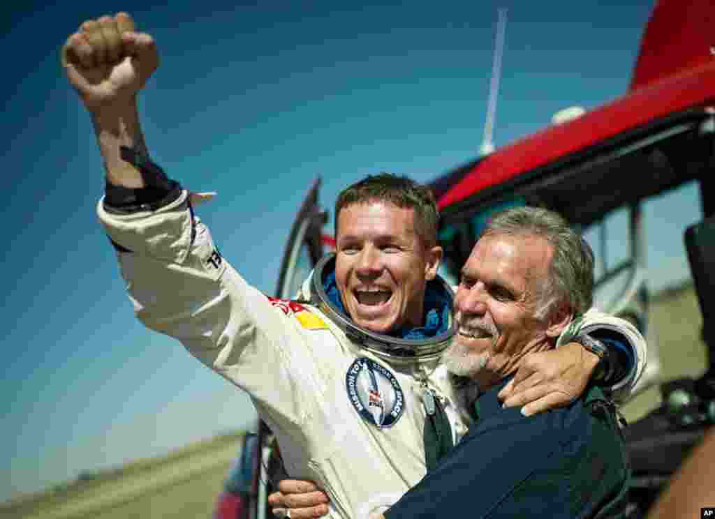 Baumgartner et le directeur technique du projet, Art Thompson, laissent éclater leur joie après le saut historique 
