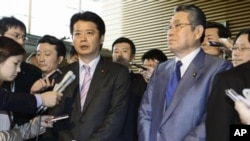 Japan's Foreign Minister Koichiro Gemba (L), flanked by Defense Minister Naoki Tanaka, is surrounded by reporters after a cabinet ministers meeting at Prime Minister Yoshihiko Noda's official residence in Tokyo, April 27, 2012.