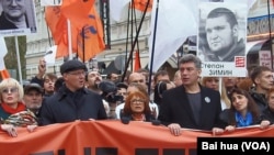 涅姆佐夫(前排穿西装)参加2013年秋季莫斯科市中心的一次反政府示威，呼吁释放政治犯 (美国之音白桦拍摄)
