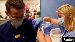 美國民眾接種新冠疫苗。