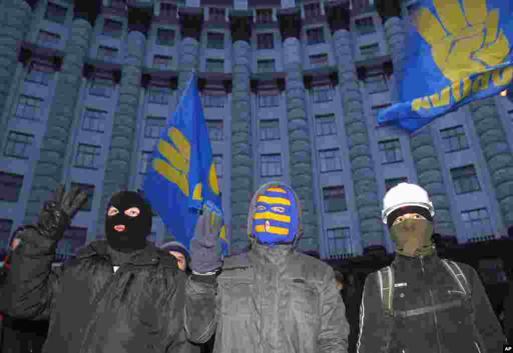 Protesters stand in front of Cabinet of Ministers' building in Kyiv, Dec. 2, 2013. 