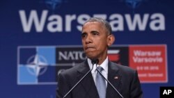 Prezident Barak Obama Varşavada mətbuat konfransı zamanı Dallasda baş verən hadisə haqda danışan zaman