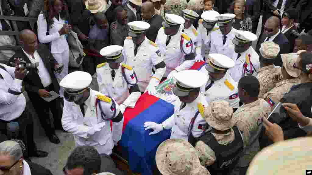 Les policiers escortent le cercueil contenant l&#39;ancien président René Préval lors des funérailles à Port-au-Prince, en Haïti, le 11 mars 2017.