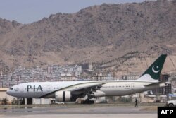 پی آئی اے کے طیارے افغانستان میں امدادی سامان پہنچانے اور لوگوں کو نکالنے کا کام کررہے ہیں۔