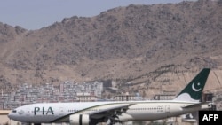 Ndege ya shirika la kimataifa la Ndege la Pakistan (PIA) ikiwasili uwanja wa ndege wa Kabul.