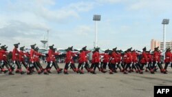 Le contingent de police défile lors de la célébration de la Journée de la démocratie au Nigeria à Abuja, le 12 juin 2019.