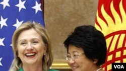 Menlu AS Hillary Clinton berjabat tangan dengan Perdana Menteri Kirgistan Roza Otunabyeva pada pertemuan hari Kamis di Bishkek.