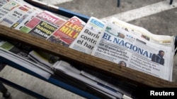 Ejemplares del diario El Nacional es visto en un kiosko de periódicos en Caracas, la capital venezolana en 2015. El rotativo fue demandado bajom un impuesto millonario por el alto funcionario del gobierno de Niolás Maduro, Dios Dado Cabello.