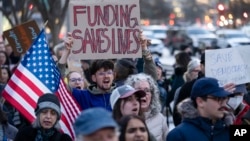 People near the White House protest against a funding freeze of federal grants and loans following a push from U.S. President Donald Trump to pause federal funding, in Washington on Jan. 28, 2025.