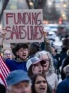 Ljudi protestuju protiv zamrzavanja finansiranja federalnih grantova i zajmova nakon pritiska predsjednika Donalda Trumpa da zaustavi federalno finansiranje, Washington, 28. januar 2025. (Foto: AP Photo/Ben Curtis)