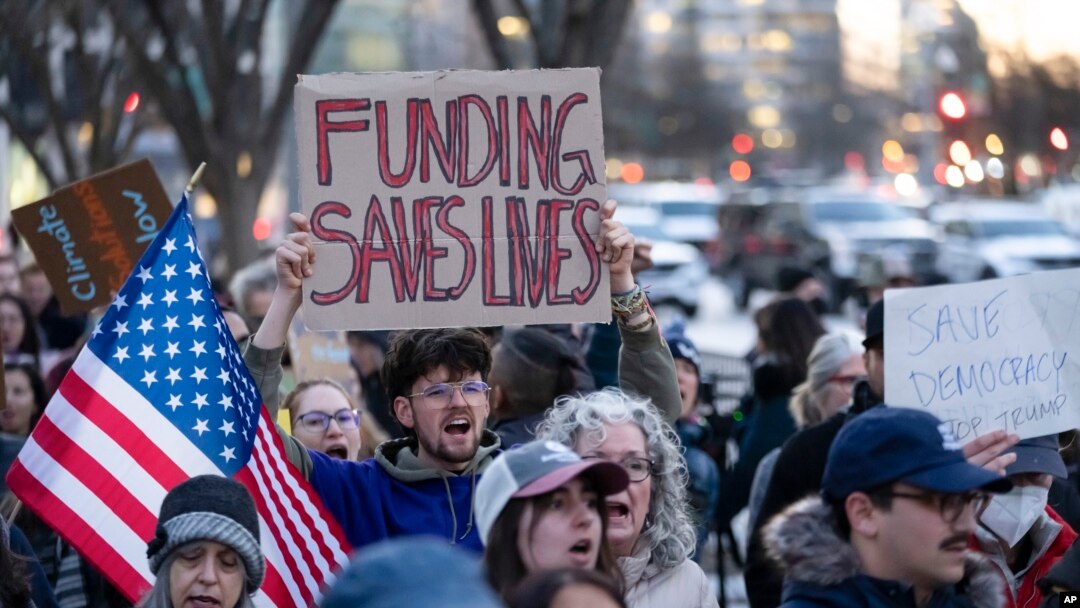 Ljudi protestuju protiv zamrzavanja finansiranja federalnih grantova i zajmova nakon pritiska predsjednika Donalda Trumpa da zaustavi federalno finansiranje, Washington, 28. januar 2025. (Foto: AP Photo/Ben Curtis)