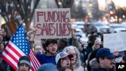 Ljudi protestuju protiv zamrzavanja finansiranja federalnih grantova i zajmova nakon pritiska predsjednika Donalda Trumpa da zaustavi federalno finansiranje, Washington, 28. januar 2025. (Foto: AP Photo/Ben Curtis)