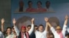 Sejumlah tokoh oposisi India, termasuk Rahul Gandhi (kedua dari kanan), berkumpul dalam kampanye pemilu yang diselenggarakan oleh blok oposisi INDIA di pinggiran Kota Varanasi, India, pada 28 Mei 2024. (Foto: AFP/Niharika Kulkarni)