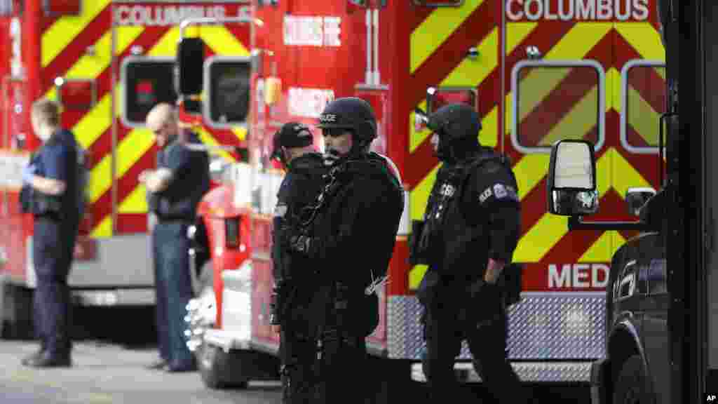 La police locale et les swats ont répondu immédiatement à l&#39;attaque dans l&#39;université de l&#39;Ohio, le 28 novembre 2016.