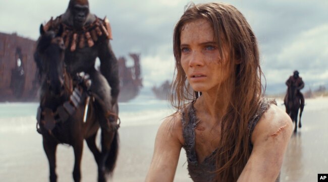Aktris Freya Allan dalam sebuah adegan di film "Kingdom of the Planet of the Apes" (dok: 20th Century Studios/AP)
