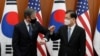 El secretario de sstado Antony Blinken saluda con su puño al canciller de Corea del Sur Chung Eui-yong, durante su gira por Asia este jueves.