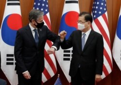 El secretario de Estado, Antony Blinken, saluda con el codo al ministro de Relaciones Exteriores de Corea del Sur, Chung Eui-yong, después de una ceremonia de inicio del Acuerdo de Medidas Especiales Seúl, el 18 de marzo de 2021.