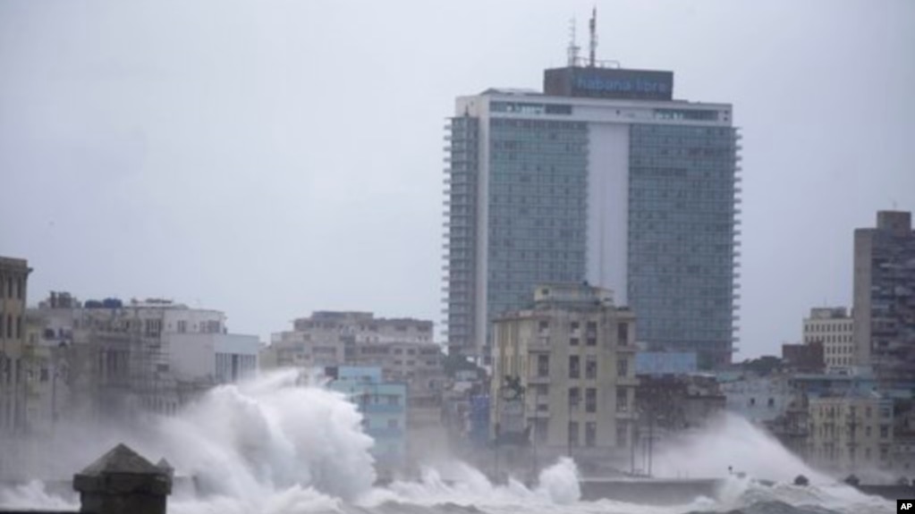 Sóng ập qua đên chắn biển ở Havana, Cuba, ngày 9 tháng 7, 2017.