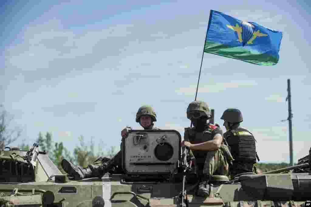 Ukrainian paratroopers sit on top an APC in Slovyansk, eastern Ukraine, July 10, 2014.