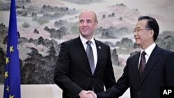 China's Premier Wen Jiabao (R) shakes hands with Swedish Prime Minister Fredrik Reinfeldt before the 12th EU-China summit in Nanjing, 30 Nov 2009