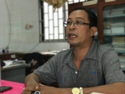 Soum Chankea, a rights coordinator of local rights group Adhoc in Banteay Meanchey province, tells VOA Khmer that corruption makes court visit costly, Cambodia, May 26, 2020. (Hul Reaksmey/VOA Khmer)