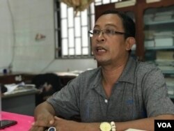 Soum Chankea, a rights coordinator of local rights group Adhoc in Banteay Meanchey province, tells VOA Khmer that corruption makes court visit costly, Cambodia, May 26, 2020. (Hul Reaksmey/VOA Khmer)