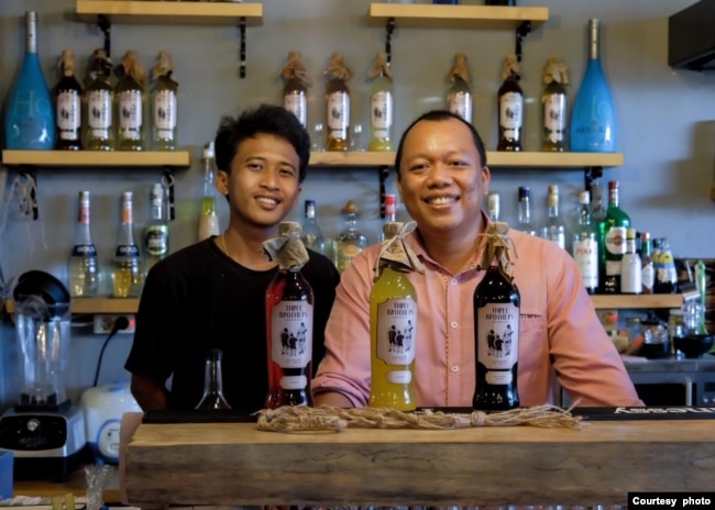 I Nyoman Sudiasa dan Putranya &ndash; Bisnis minumannya berkembang setelah bersinggungan dengan Sendok Kreatif (foto: courtesy).