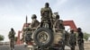 Des soldats de la 7e division de l'armée nigériane lourdement armé sur la route de Damboa dans l'Etat de Borno, au nord-est du Nigeria, le 25 mars 2016.