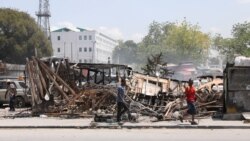 Sisa-sisa kendaraan di dekat istana presiden yang dibakar oleh geng di Port-au-Prince, Haiti, 25 Maret 2024. Penduduk Port-au-Prince pada Rabu (17/4) menyatakan kekhawatiran mereka mengenai dewan transisi baru Haiti. (Foto: Ilustrasi/REUTERS/Ralph Tedy Erol)