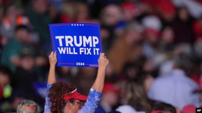 Un partidario llega antes de que el candidato presidencial republicano, el expresidente Donald Trump, hable en un mitin de campaña, en Reading, Pensilvania, el 4 de noviembre de 2024.