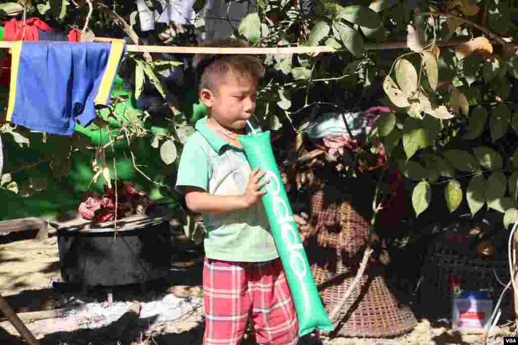  ဝါးတောင်စစ်ရှောင်စခန်းရှိ ကလေးငယ်များ