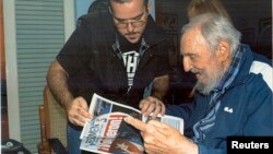 Фидель Кастро (справа)