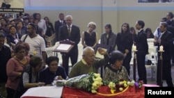 Los simpatizantes del expresidente de Perú, Alan García, llegan para presentarle sus respetos durante un velatorio, luego de que García se suicidó el miércoles, en Lima, Perú.