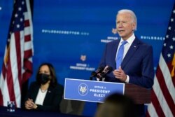 Presiden terpilih Joe Biden berbicara sebagai Wakil Presiden terpilih Kamala Harris, kiri, mendengarkan selama acara untuk memperkenalkan calon dan calon pejabat dalam kabinetnya di The Queen theater di Wilmington, Delaware, 1 Desember 2020. (Foto: AP)