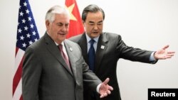 Menlu AS Rex Tillerson (kiri) dan Menlu China Wang Yi bertemu di sela KTT G20 di Bonn, Jerman hari Jumat (17/2). 