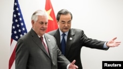 렉스 틸러슨 미국 국무장관(왼쪽)과 왕이 중국 외교부장이 지난달 17일 독일 본에서 양자회담을 가졌다. 사드 문제가 동북아에서 미-중 간 전략적 경쟁의 핵심 사안으로 인식되면서 한국 정부는 미-중 갈등 구조 속에서 선택의 딜레마에 빠지는 상황이 되었다.