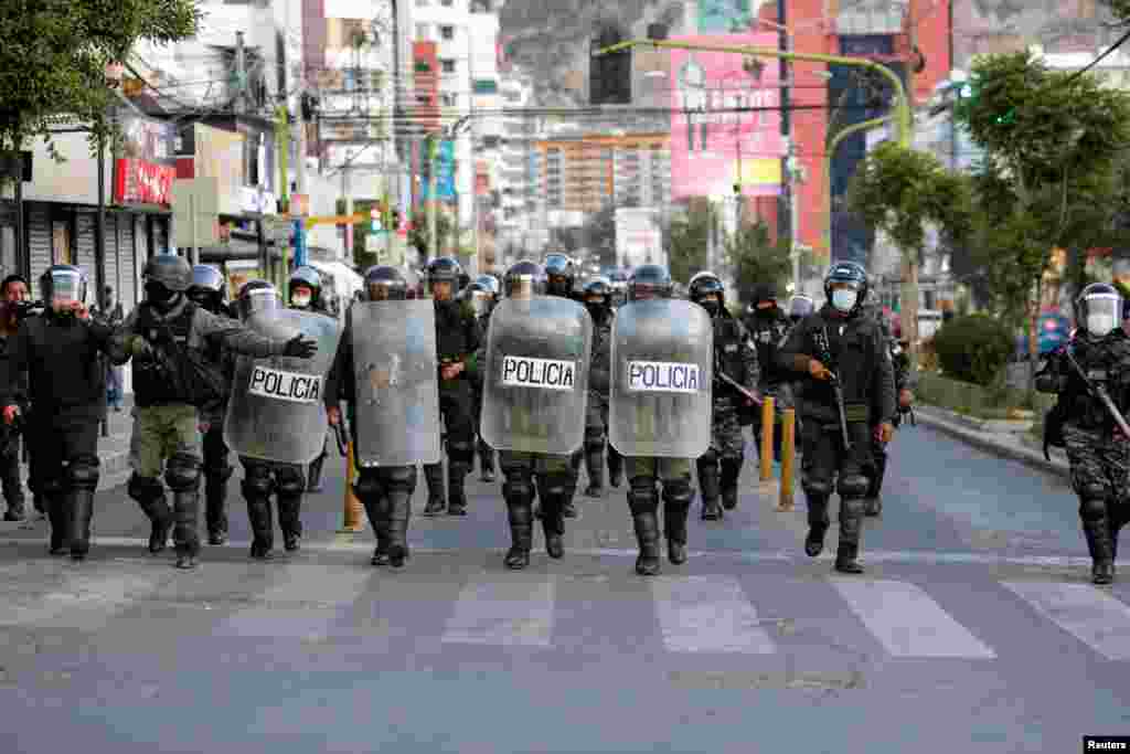 Policías antidisturbios sostienen sus escudos durante una marcha exigiendo la liberación de Luis Camacho, gobernador de Santa Cruz, y presos políticos, en La Paz, Bolivia, 10 de enero de 2023.
