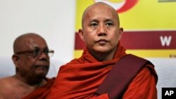 Sư thầy Ashin Wirathu nổi tiếng vì cực đoan hóa, tham gia một buổi họp báo ở Colombo, Sri Lanka, tháng 9/2014. Nhà sư này cho biết ông đã bị cấm sử dụng mạng xã hội Facebook vì những phát ngôn gây kích động bạo lực tôn giáo. Căng thẳng sắc tộc giữa Phật giáo và người Hồi giáo tăng cao được cho là một phần vì những phát ngôn của vị sư này.