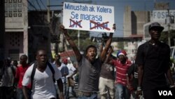 La crítica situación del cólera ha llevado a cientos de haitianos a las calles a protestar ante organizaciones internacionales.